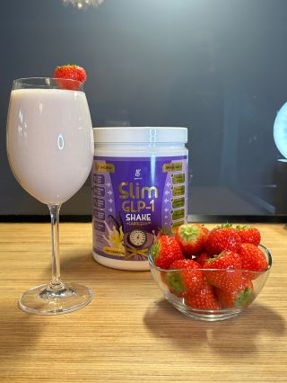 Když tě honí chutě, sáhni po něčem, co opravdu funguje. Slim GLP-1 Shake s jemnou vanilkou a jahodou ti pomůže udržet hlad...